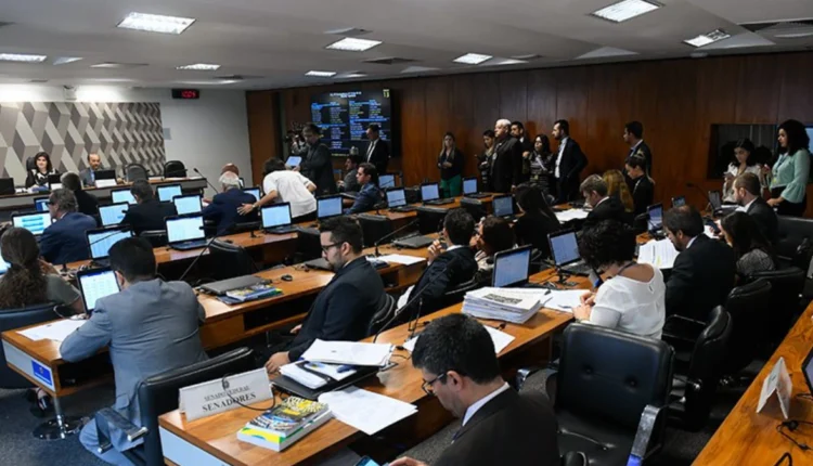 CCJ do Senado adia votação da reforma tributária