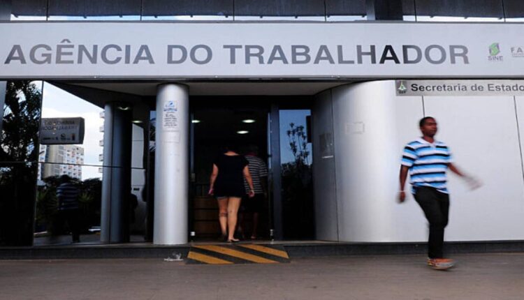 Desemprego atingiu 12 milhões no trimestre encerrado em fevereiro, diz IBGE