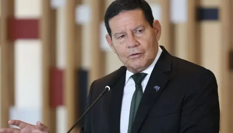 Mourão defende presidente da Petrobras e critica intervenção