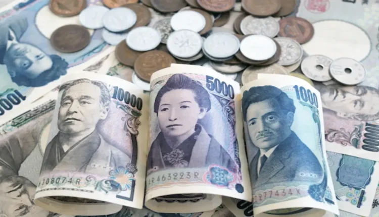 Iene atinge menor nível ante dólar desde 2015, no Japão