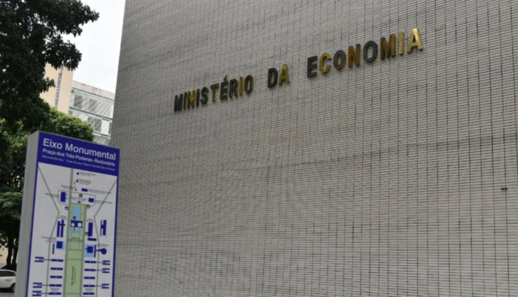 Ministério da Economia reduz previsão de alta de PIB de 2022