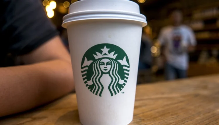 Starbucks quer abandonar copos descartáveis até 2025