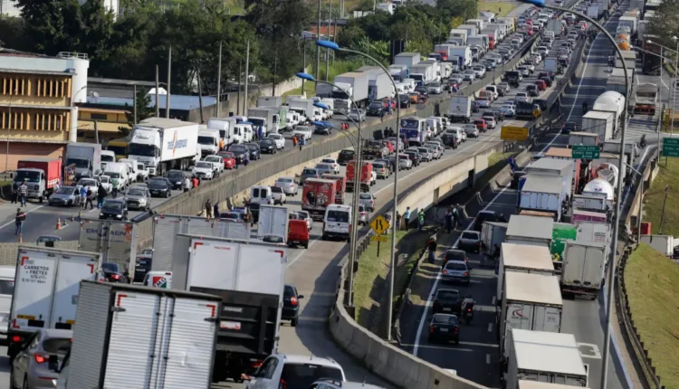 Caminhoneiro diz em vender picolé ou pipoca, pela alta do diesel