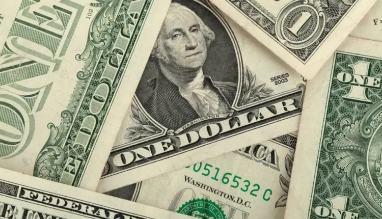 Dólar é negociado a R$ 4,84 em meio a guerra e crise econômica: quais motivos levaram à sua queda?