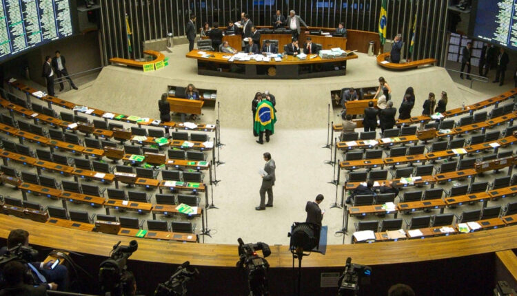 PEC de flexibilização de gastos na educação é aprovada na Câmara