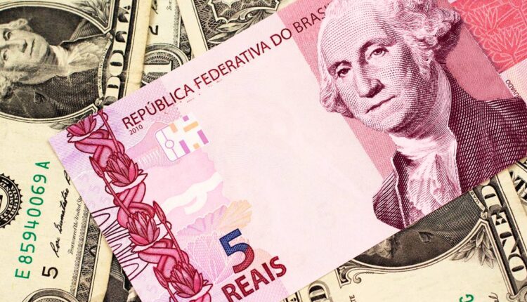 Dólar está a R$ 5 e está à espera da decisão do Fed