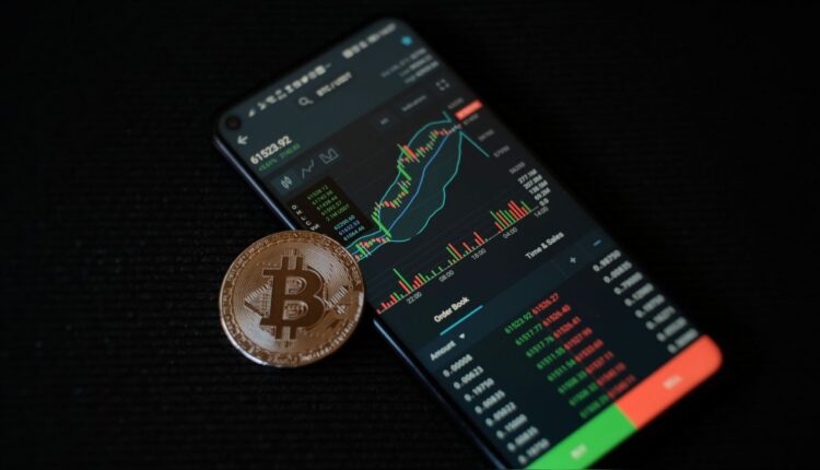 Bitcoin entra na sétima semana em queda. Criptomoedas chegam a recuar 11% em 24 horas. Confira os preços das criptomoedas hoje