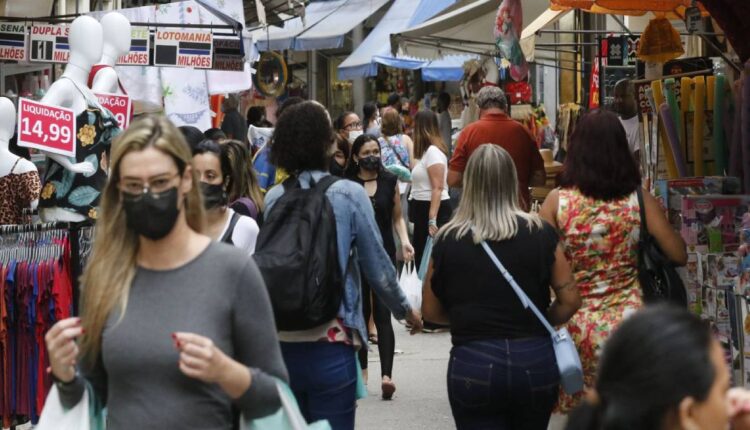 Confiança do consumidor cai 3,1 pontos em maio, diz FGV