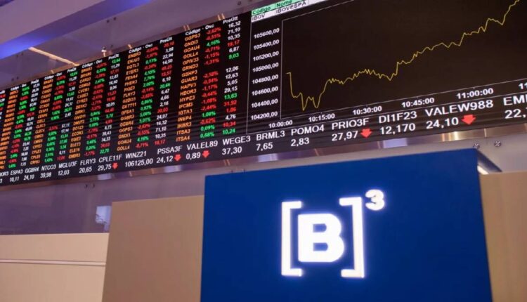 Ibovespa ignora alta de NY e cai à mínima a 111,7 mil pontos, de olho em Petrobras