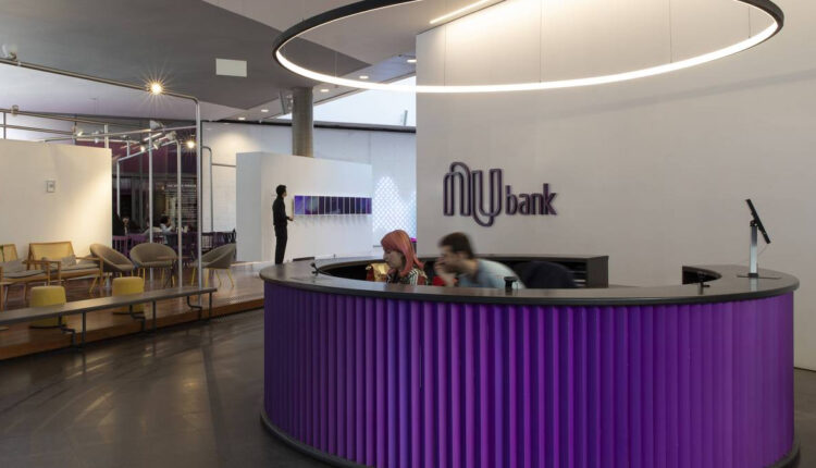 Nubank cai 50% e vale meio Itaú diante de sinais negativos