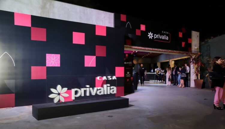 Privalia: outlet online quer fortalecer modelo de lojas pop-up e expandir negócio Varejista online que entrega mais de 400 mil pedidos por mês está em busca de fortalecer lojas físicas A Privalia, um dos maiores outlets online atuantes no Brasil e com marcas de luxo no seu catálogo como, Arezzo, Versace, Hugo Boss e Montblanc, está empenhada em investir cada vez mais nos seus espaços de venda físicos, ou pop-up stores. As lojas desse formato trazem para a Privalia uma chance de se conectar a um público diferente do habitual, o que possibilita uma margem maior nos lucros da companhia, ainda que seja algo com prazo de validade. Sendo o maior outlet online do país, com uma base de clientes superior aos 17 milhões de usuários, e 500 mil acessos diários ao seu site, a Privalia está sempre em busca de inovação para manter seu público cativado e motivado para as próximas compras. Privalia decidiu expandir para o físico Presente no Brasil desde 2009, no ano do seu 10º aniversário a Privalia, que já era o maior outlet online em funcionamento no país, começou a explorar um novo mercado para os seus negócios, as lojas físicas. Em outubro de 2019, a até então loja online, inaugurou em São Paulo a sua primeira pop-up store, a Casa Privalia, o espaço instalado em uma das regiões mais nobres da capital paulista ficou em funcionamento por apenas quatro dias. No entanto, mesmo com pouco tempo para aproveitar a oportunidade, a Privalia conseguiu vender por volta de 35 mil peças das suas mais de 100 marcas presentes no catálogo. Os números foram suficientes para a marca perceber que havia uma oportunidade neste modelo de negócio. Por isso a experiência não ficou apenas na primeira edição. No ano passado, ocorreu a segunda edição da Casa Privalia em São Paulo, o evento conseguiu quebrar os recordes do ano anterior com relação a público e faturamento, ultrapassando a casa dos 10 mil clientes e 64 mil peças vendidas, quase o dobro do que na primeira edição. Diferente dos dois anos anteriores, a terceira edição da pop-up store não aconteceu no final do ano. A Casa Privalia esse ano abriu as suas portas na primeira semana de maio no bairro do Butantã em São Paulo. A mudança das datas vai ao encontro da alta procura dos visitantes durante as duas primeiras edições. A ideia da empresa é conseguir expandir esse evento que até 2021 era anual. Ainda que a procura pelos produtos vendidos pelo outlet em suas empreitadas nas lojas físicas seja grande, as edições contaram com um número limitado de ingressos, sendo necessário o agendamento prévio para entrar no local. Além de haver limite de uma hora para permanência. A ideia com a expansão da Casa Privalia para mais de uma edição por ano é de que a companhia consiga levar os seus produtos e a experiência em si para consumidores de outros estados. Para as próximas edições está previsto que o outlet leve o seu catálogo de forma física para o Distrito Federal, Minas Gerais e região Sul do país. Flash Sales e viagens Devido a sua numerosa base de clientes cadastrados na sua plataforma e aos mais de 500 mil acessos diários, a Privalia tem tido sucesso recentemente com as suas vendas em todas as suas dez categorias. O modelo de negócio online que mais dá certo para a companhia são as flash sales, ou seja, vendas rápidas. Nesse tipo de venda, a coleção de determinada marca ficará exposta no site por um curto período de tempo para os clientes que quiserem aproveitar. Além disso, por serem produtos de coleções que estão prestes a sair de linha, ocorrem diversos descontos para o consumidor poder usufruir dos produtos de marcas mais luxuosas. Para este ano, além da expansão das pop-up stores com mais edições por diversos estados, a Privalia irá lançar no segundo semestre deste ano uma nova categoria, a de viagens e tickets, para oferecer oportunidades de viagens mais acessíveis.