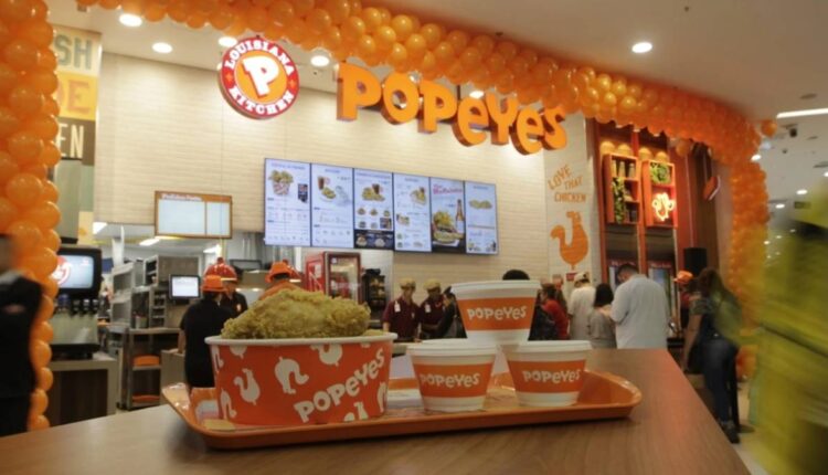 Rede Popeyes vai distribuir frango frito de graça no Dia das Mães