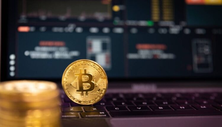 Bitcoin “hiberna” em US$ 21 mil e criptomoedas reagem, apesar de retiradas no mercado