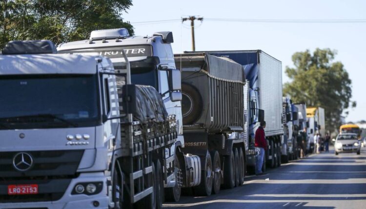 Caminhoneiros avaliam vale combustível como 'desaforo' para a categoria