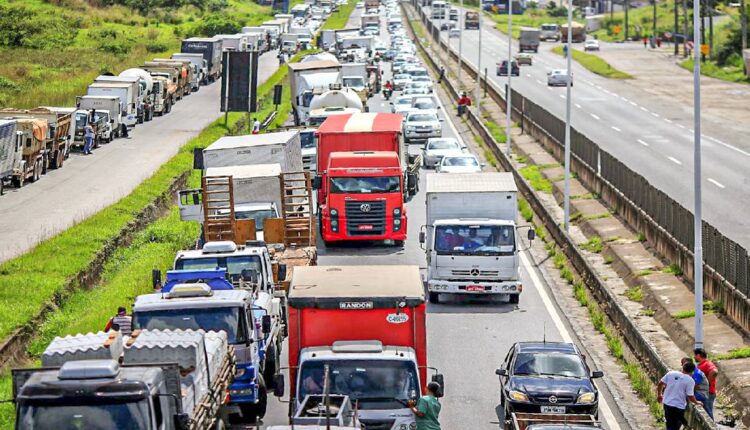 Caminhoneiros chamam proposta do governo sobre combustíveis de 'solução tabajara'