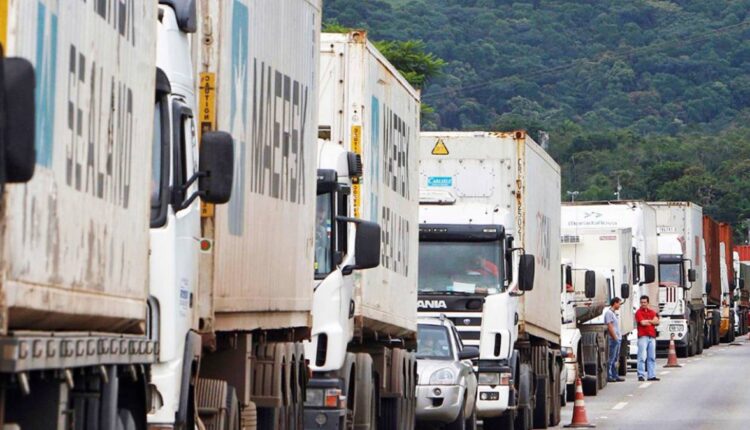 Caminhoneiros não veem problema do diesel resolvido e falam em greve