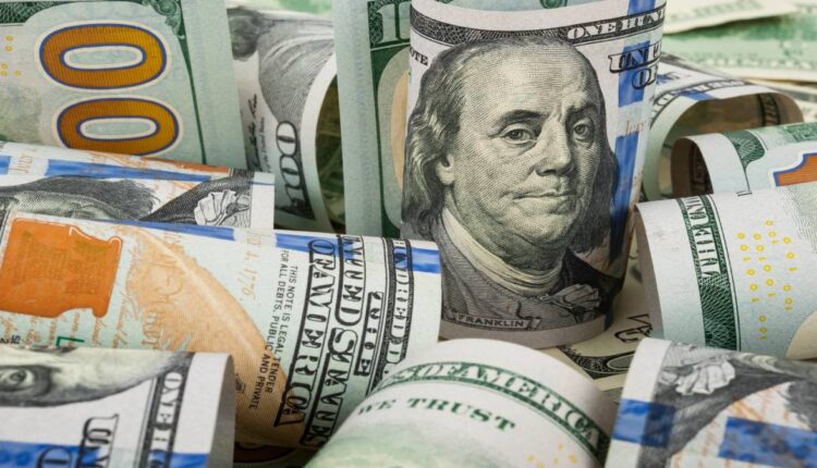 Dólar segue em alta com aversão a risco por inflação e aperto de juros do Fed