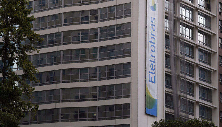 Eletrobras é privatizada com oferta de R$ 33,7 bilhões na Bolsa