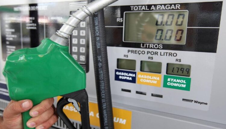 Gasolina aditivada passa de R$ 9 o litro no Rio antes de reajuste