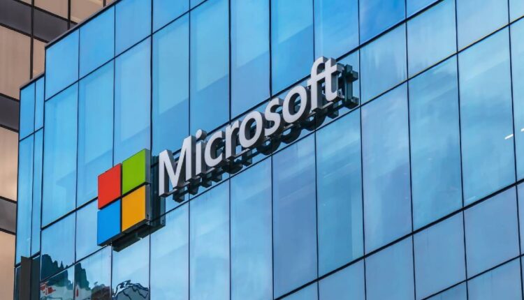 Microsoft corta orientação de vendas e lucros no trimestre citando dólar forte