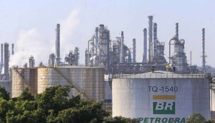 Petrobras avalia suspender paradas em refinarias