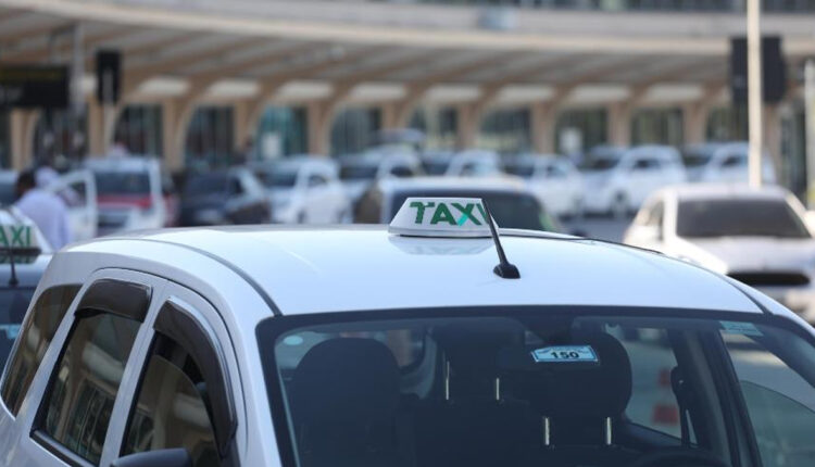 Auxílio Taxista começa a ser pago com parcela dobrada