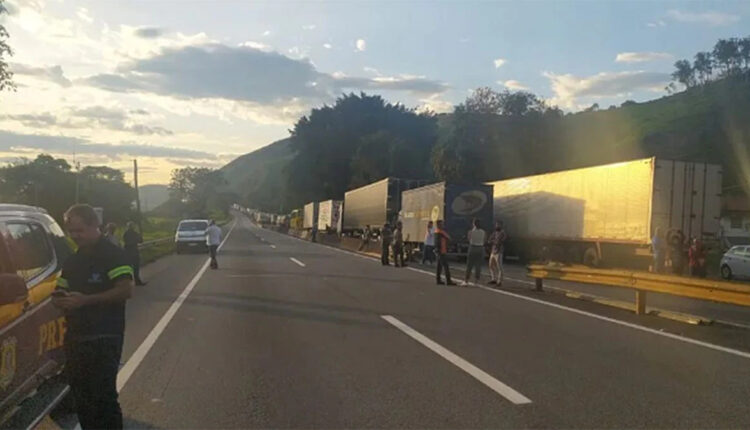 Após derrota de Bolsonaro, caminhoneiros bloqueiam rodovias em ao menos 14 estados