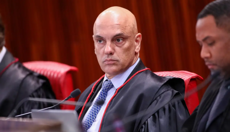 Alexandre de Moraes suspende temporariamente o porte de armas no Distrito Federal