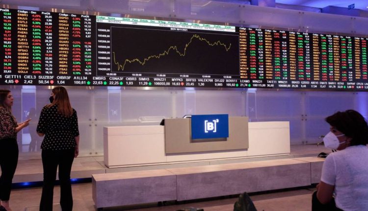 Ibovespa acompanha mercado exterior e cai diante de altas nos juros e em meio ao julgamento do Orçamento Secreto