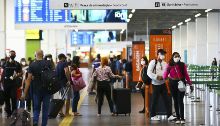 Greve de pilotos e comissários paralisa voos durante a manhã