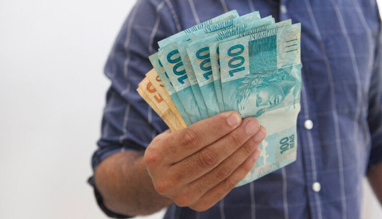 Salário mínimo sobe para R$ 1.302 em 1º de janeiro