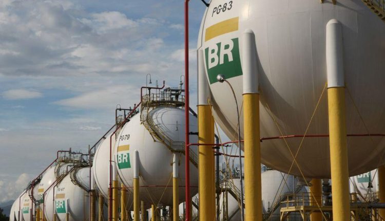 Petrobras (PETR3) aumenta preço da gasolina para distribuidoras