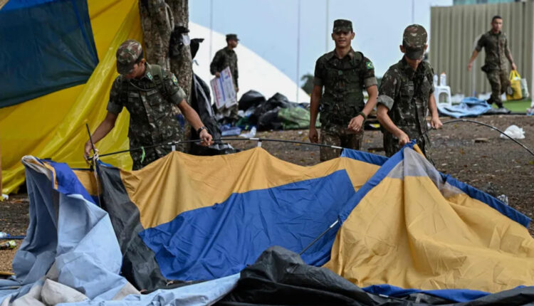 Acampamentos de bolsonaristas começam a ser retirados e levados pela Polícia Federal