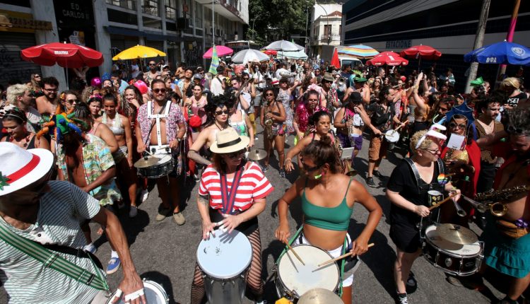 Carnaval deve injetar mais de R$ 8 bilhões na economia; inflação dos itens também sobe