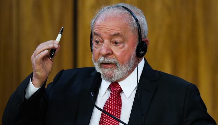 Lula critica autonomia do BC, juros altos e sugere revisão do modelo