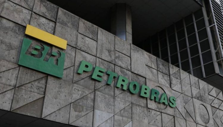 Ações da Petrobras (PETR4) recuam após anúncio de reajuste e governo deve detalhar nova tributação para combustíveis