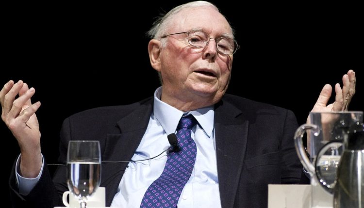 Charlie Munger pede que EUA proíba as criptomoedas e menciona a China