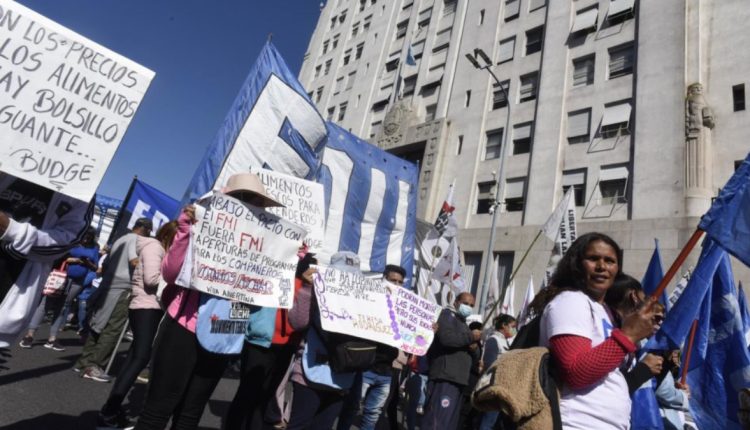 Inflação da Argentina supera 100% pela primeira vez em mais de trinta anos