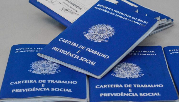 Brasil abre 241,7 mil vagas de emprego com carteira assinada em fevereiro