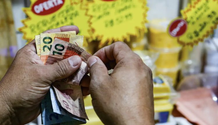 Cerca de 80% dos reajustes salariais superaram a inflação em fevereiro