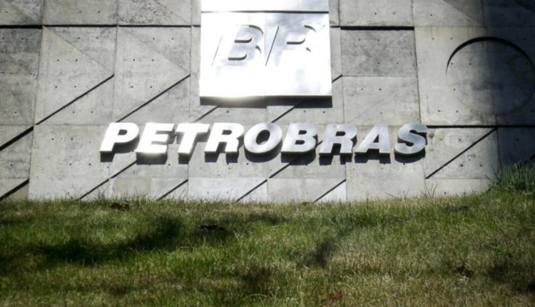 Papéis da Petrobras (PETR3;PETR4) chegam a cair 4% após fala de ministro sobre mudança na política de preços