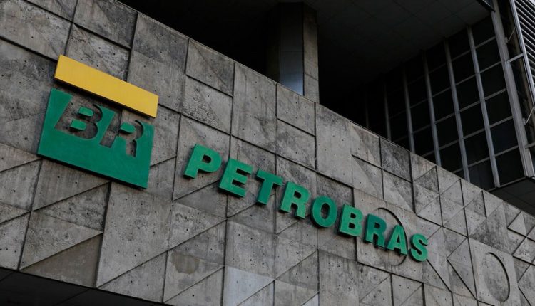 Petrobras (PETR4) reduz preço do diesel em 9,89% para distribuidoras e aprova dividendos bilionários