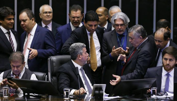 Câmara aprova arcabouço, ata do Fed, e o que mais movimentará o mercado nesta quarta