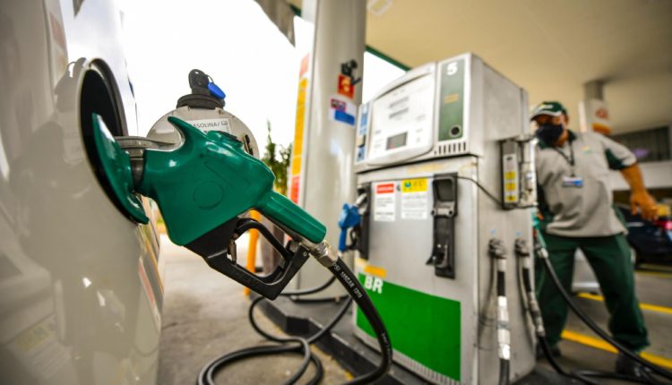 Petrobras (PETR4) reduz preço da gasolina em 4,66% para distribuidoras