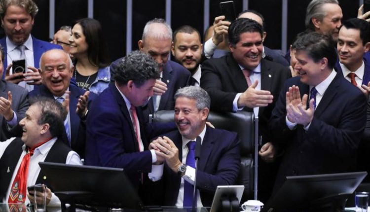 Reforma Tributária aprovada na Câmara, Ibovespa em busca de semana positiva e o que mais importa hoje