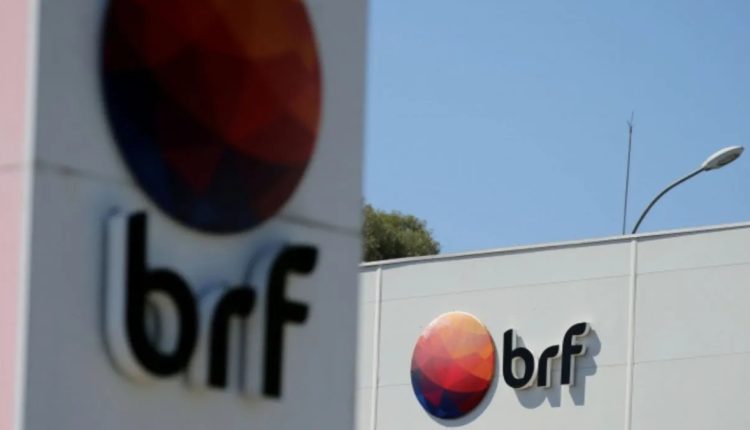 Ações da BRF (BRFS3) operam em baixa após empresa formalizar joint venture com a HPDC
